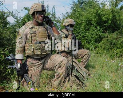 1. Lt Trenton Turrentine, der Scout Zugführer für den Hauptsitz und die Konzernzentrale, 2nd Battalion, 5th Cavalry Regiment, 1st Armored Brigade Combat Team, 1.Kavallerie Division kommuniziert mit anderen Soldaten an Mihail Kogalniceanu Airbase in Rumänien, 10. Juli 2018. Soldaten führte eine Air Assault Training zur Unterstützung der Atlantischen lösen, ein bleibendes Training übung zwischen der NATO und der US-Streitkräfte. Stockfoto