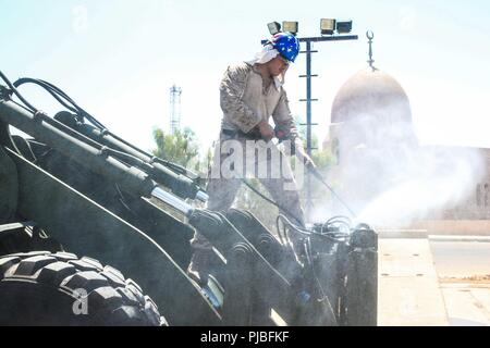 AQABA, Jordanien (7. Juli 2018) der US-Marine mit der Bekämpfung der Logistik Bataillons (CLB) 26, 26 Marine Expeditionary Unit (MEU), Power wäscht ein Traktor, Gummibereifung, Knicklenkung, Mehrzweck- 624 KR Gabelstapler während ein Anlagen- und Fahrzeug wash-down in Aqaba, Jordanien, 7. Juli 2018. Iwo Jima ist das Flaggschiff der Iwo Jima amphibische Gruppe und bereit, mit der begonnen 26 Marine Expeditionary Unit, ist in die USA 5 Flotte Bereich der Maßnahmen zur Unterstützung der Marine im Einsatz für die Stabilität und Sicherheit in der Region zu gewährleisten und verbindet das Mittelmeer und den Pazifischen t Stockfoto