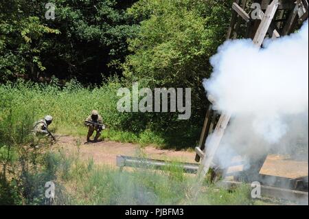 Soldaten navigieren einen situativen Übung Lane als Teil des 21 Theater Sustainment Command besten Krieger Wettbewerb 9. Juli im lokalen Bereich Schulungen in Baumholder Baumholder, Deutschland. 18 Mitbewerber aus dem 21 TSC wetteifern um den Titel der "besten Krieger verdienen" und die Chance auf den Europäischen Wettbewerb am besten Krieger zu bewegen. Stockfoto