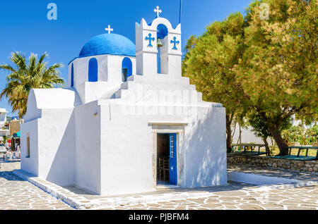 Weiß griechische Kirche mit Blue Dome in Parikia. Insel Paros, Griechenland Stockfoto