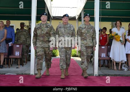 Us-Armee Afrika, Brig. Gen. Eugene J. LeBoeuf, der US-Armee Afrika wirkenden kommandierenden General (Mitte), Oberstleutnant Marcus S. Jäger, eingehende Bataillonskommandeur, Sitz und Hauptverwaltung Bataillon, US-Armee Afrika (links) und Oberstleutnant Brett M. Medlin, ausgehende Bataillonskommandeur, Sitz und Hauptverwaltung Bataillon (rechts), für eine Änderung des Befehls Zeremonie an Caserma Ederle in Vicenza, Italien, 12. Juli 2018 eingehen. Stockfoto