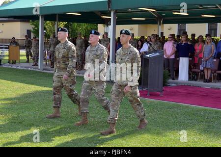 Us-Armee Afrika, Brig. Gen. Eugene J. LeBoeuf, der US-Armee Afrika wirkenden kommandierenden General (Mitte), Oberstleutnant Marcus S. Jäger, eingehende Bataillonskommandeur, Sitz und Hauptverwaltung Bataillon, US-Armee Afrika (links) und Oberstleutnant Brett M. Medlin, ausgehende Bataillonskommandeur, Sitz und Hauptverwaltung Bataillon (rechts), für die Veränderung der Befehl Zeremonie an Caserma Ederle in Vicenza, Italien, 12. Juli 2018 vorbereiten. Stockfoto