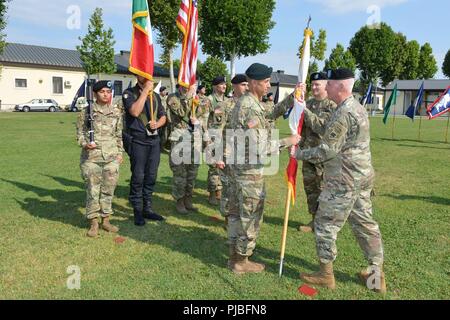 Oberstleutnant Marcus S. Jäger, eingehende Bataillonskommandeur, Sitz und Hauptverwaltung Bataillon, US-Armee Afrika (links), erhält die Farben nach Brig. Gen. Eugene J. LeBoeuf, der US-Armee Afrika wirkenden Kommandierender General, während der Befehl Zeremonie an Caserma Ederle in Vicenza, Italien, 12. Juli 2018. Stockfoto