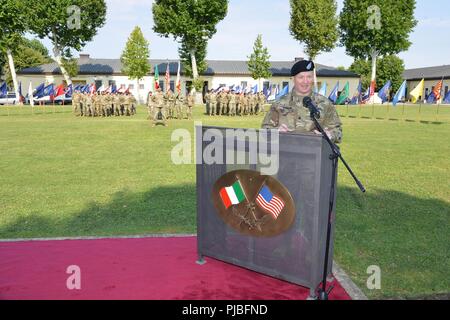 Us-Armee Oberstleutnant Brett M. Medlin, ausgehende Bataillonskommandeur, Sitz und Hauptverwaltung Bataillon, US-Armee Afrika, gibt eine Rede während der Änderung des Befehls Zeremonie an Caserma Ederle in Vicenza, Italien, 12. Juli 2018. Stockfoto