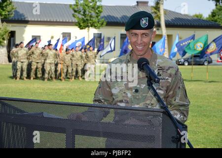 Us-Armee Oberstleutnant Marcus S. Jäger, eingehende Bataillonskommandeur, Sitz und Hauptverwaltung Bataillon, US-Armee Afrika, gibt eine Rede während der Änderung des Befehls Zeremonie an Caserma Ederle in Vicenza, Italien, 12. Juli 2018. Stockfoto