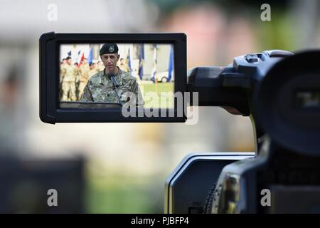 Us-Armee Oberstleutnant Marcus S. Jäger, eingehende Bataillonskommandeur, Sitz und Hauptverwaltung Bataillon, US-Armee Afrika, gibt eine Rede während der Änderung des Befehls Zeremonie an Caserma Ederle in Vicenza, Italien, 12. Juli 2018. Stockfoto