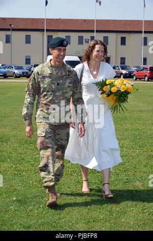 Us-Armee Oberstleutnant Marcus S. Jäger, eingehende Bataillonskommandeur, Sitz und Hauptverwaltung Bataillon, US-Armee Afrika und seine Frau Caren Fall von McLean, während der Befehl Zeremonie an Caserma Ederle in Vicenza, Italien, 12. Juli 2018. Stockfoto