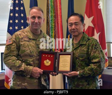 Gen. Koji Yamazaki, Links, Stabschef, Japan Masse Verteidigung-kraft (JGSDF), präsentiert ein Geschenk an Gen. Robert B. "Abe" Abrams, Kommandierender General, U.S. Army Forces Command (FORSCOM), nach seiner Ankunft an den FORSCOM Hauptquartier, 11. Juli 2018. Yamazaki met mit Führern von FORSCOM, XVIII Airborne Corps und der 82Nd Airborne Division bei seinem Besuch in Fort Bragg, North Carolina. Stockfoto