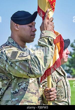 FORT CARSON, Colo-Command Sgt. Maj. Kenyatta L. Mack, eingehende Senior Leader angeworben, US-Armee Garnison Fort Carson, steht mit der GARNISON Farben bei den Führungswechsel Zeremonie Juli 6, 2018, Gründer Feld. Command Sgt. Maj. David Burton, abgehenden älteren Soldaten Führer, USAG Fort Carson, seine Führungskraft Verantwortung zu Mack während der Zeremonie Soldaten aufgegeben. Stockfoto