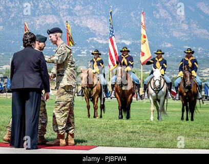 FORT CARSON, Colo Oberstleutnant Ronald S. Fitch jr., ausgehende Commander, U.S. Army Garrison Fort Carson, gratuliert Oberst Brian K. Wortinger, eingehende Commander, USAG Fort Carson, nach dem Führungswechsel Zeremonie Juli 6, 2018, Gründer Feld. Stockfoto