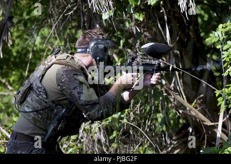 Us Air Force Tech. Sgt. Joe Weiß, Beseitigung von Explosivstoffen team leader der 6. Bauingenieur Geschwader zugewiesen, reagiert auf eine simulierte schließen Hinterhalt an MacDill Air Force Base, Fla., 2. Juli 2018. Das EOD-Team von Fähigkeiten von einer Truppe führende Verfahren und Brandverhalten Bekämpfung engagement Bohrer eine Bedrohung als Teil einer gemeinsamen, insgesamt Kraft Training, dass Zertifizierte mehrere Berufsfelder in der Vorbereitung für die Bereitstellung zu neutralisieren gelernt. Stockfoto