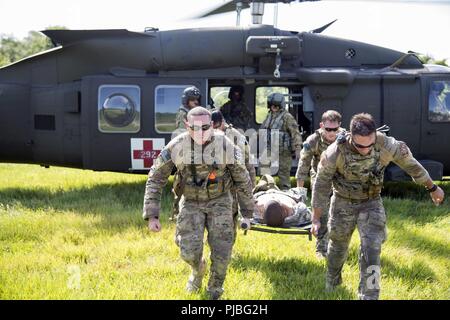 Us Air Force die Beseitigung von Explosivstoffen Flieger mit der 6. Bauingenieur Squadron Transport eine medizinische Normpuppe in MacDill Air Force Base, Fla., 2. Juli 2018. Zum ersten Mal, MacDill der EOD-Team zusammen mit der Gemeinsamen Kommunikation Support Element, 927Th Aeromedical Staging Geschwader, und 5. die allgemeine Unterstützung für die Luftfahrt Bataillon von Clearwater, Fla., während seiner halbjährlichen EOD Training Mitglieder für die Bereitstellung zu zertifizieren. Stockfoto