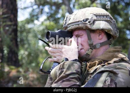 Us Air Force Tech. Sgt. Michael Sweeney, NCOIC für die Beseitigung von Explosivstoffen Operationen zum 6. Bauingenieur Geschwader zugewiesen, verwendet während einer Übung in MacDill Air Force Base, Fla., 2. Juli 2018. Das EOD-Flug gelernt Improvised Explosive Device Detection und Entsorgung training, Truppe führende Verfahren, Brandverhalten Bekämpfung engagement Bohrgeräte und taktisches Pflege von gemeinsamen, insgesamt Kraft Experten in einer simulierten Kampfzone. Stockfoto