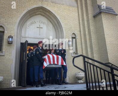 Die Schatulle der Pensionierten 1 Sgt. Harold Eatman durch Fallschirmjäger des 2 Battalion, 505Th Parachute Infantry Regiment aus der Kathedrale von Saint Patrick in Charlotte, North Carolina nach seiner Beerdigung am 11. Juli 2018. Eatman war Mitglied der 505Th der 82nd Airborne Division PIR und führte Bekämpfung springt in Sizilien, Salerno, die Normandie und Holland während des Zweiten Weltkrieges. Stockfoto