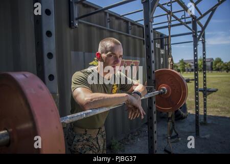 Sgt. Jared Skelley ist die Kraft Fitness Instructor mit Sitz und Hauptverwaltung Squadron an Bord der Marine Corps Air Station Beaufort. Skelley ist spezialisiert auf das Erstellen von workoutprogramme für einzelne Marines mit Schwerpunkt auf funktionale Flächen der Bewegung, die Bekämpfung der Bereitschaft und der Verhütung von Verletzungen. Stockfoto