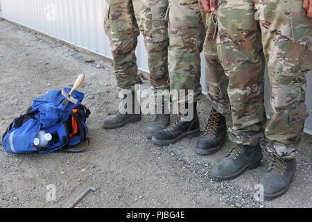 Stiefel auf heißem Boden - Kalifornien Armee Nationalgarde aus Die 144 Field Artillery Battalion, 100-Truppe den Befehl, 40th Infantry Division, handeln, ihre regelmässigen Kampfstiefel für Sicherheitsschuhe ausgestellt, die von der kalifornischen Abteilung der Forstwirtschaft und des Feuerschutzes (CAL) als mehr als 500 Wachposten Training für Boden wildfire Operationen sind. CAL FEUER vertreibt Brandbekämpfung kits zu jeder Soldat und die Kits bestehen aus grundlegenden Schutzausrüstung. Als die Truppen kommen endlich Hot Spots, werden sie aus ihrem normalen Armee Uniformen und mit Feuer ausgestattet - vorbeugende Kleidung. Stockfoto