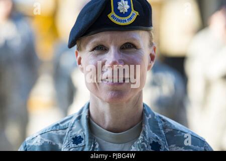 Oberstleutnant Alta Caputo, 105 Base Defense Squadron (BDS) Commander, Stewart Air National Guard Base, N.Y., posiert für ein Foto während der 820Th Base Defense Gruppe ändern des Befehls Zeremonie, 12. Juli 2018, bei Moody Air Force Base, Ga. Die Zeremonie stellt die formale Übergabe der Zuständigkeit, Befugnis und Verantwortlichkeit der Befehl von einem Offizier zu einem anderen. Kol. Benito Barron, 820Th BDG Commander, der vor kurzem seinen Aufgaben als Leiter der Heimatverteidigung und Schutz Abteilung für Headquarters United States Northern Command verzichtet, wird jetzt mit dem Befehl 820th BDG. Die 820Th BDG, wh Stockfoto