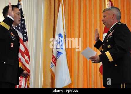 Us-Armee Korps der Ingenieure großen Seen und Ohio River Division Commander Brig. Gen. Mark R. Spielzeug wurde in den Rang eines Major General durch das USACE kommandierenden General und 54th Chief von Ingenieuren Generalleutnant Todd T. Semonite am 11. Juli in einer Zeremonie an der Richard Nixon Presidential Library in Yorba Linda, California statt gefördert. Stockfoto