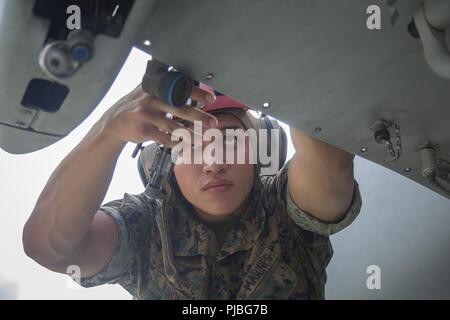 Us Marine Corps Lance Cpl. Garrett Finona, Flugzeuge ordnance Techniker, Marine Light Attack Helicopter Training Squadron 303, Marine Flugzeuge Gruppe 39, 3. Marine Flugzeugflügel, Reparaturen ein Launcher auf einem AH-1Z Viper bei Marine Corps Air Station Camp Pendleton, Kalifornien, 12. Juli 2018. Finona war die Durchführung routinemäßiger Reparaturen als Teil von Pre-flight Inspektionen und Wartungen. Stockfoto