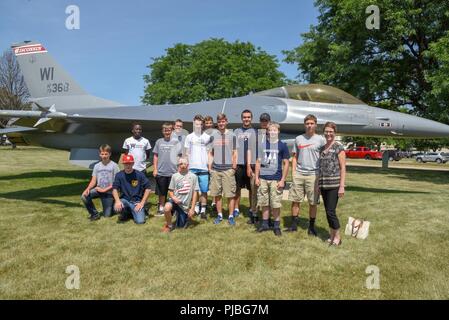 Eine Gruppe von Studenten Berufsaussichten mit dem Militär interessiert sich für ein Foto vor einem F-16 Fighting Falcon Static Display Juli 11, 2018, auf Truax Field, Wisconsin darstellen. Während ihrer Tour waren sie in der Lage, eine F-16 Start zu beobachten und über verschiedene berufliche Möglichkeiten mit der Wisconsin Air National Guard lernen. Stockfoto