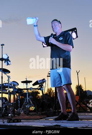 Kol. Benjamin Spencer, 319 Air Base Wing Commander gibt eine Rede während der Freiheit Fest Veranstaltung in Grand Forks Air Force Base, North Dakota, 3. Juli 2018 statt. Folgende Spencer's Erläuterungen die Veranstaltung mit einem Feuerwerk beendet. Stockfoto