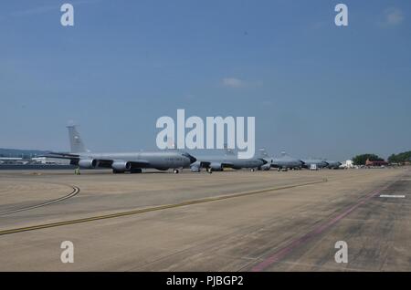 Drei KC-135-R Stratotankers von McGhee Tyson Air National Guard Base Park auf dem Flug Linie hier an die 117 Luftbetankung Flügel, Birmingham, Ala., 12. Juli 2018. Stockfoto