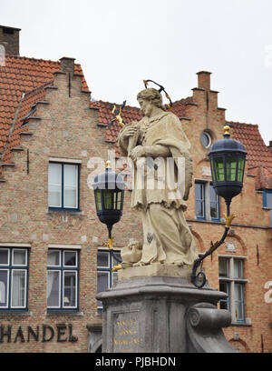 St. Johannes von Nepomuk, Johann Nepomuk Statue auf der Brücke mit Turm der Kirche Unserer Lieben Frau Stockfoto