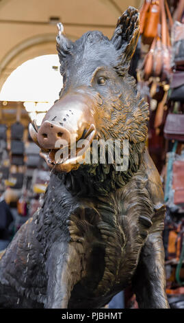 Skulptur von einem Wildschwein, das ist ein Brunnen auf dem alten Markt von Florenz. Italien Stockfoto