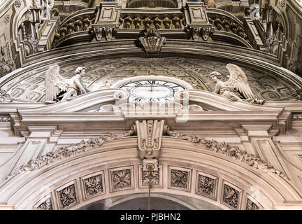 Uhren mit Skulpturen von Engeln, die in der Kirche von Santa Maria del Carmine. Florenz. Italien Stockfoto