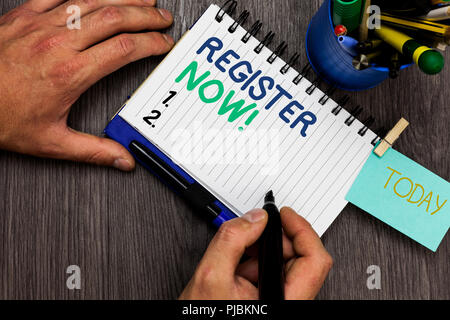 Konzeptionelle Hand schreiben Jetzt Registrieren. Business foto Präsentation Name in eine offizielle Liste eintragen Mitglied zu registrieren sein Mann mit Marker Hinweis Stockfoto