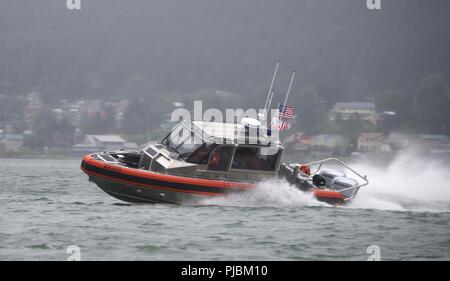 Mitglieder der Coast Guard Station Juneau Test der Funktionen des neuen 29-Fuß-Antwort Boot - KLEINE II, in Juneau, Alaska, 10. Juli 2018. Die RB-S II ist ein Upgrade auf die aktuelle 25-Fuß Antwort Boot - klein und wird durch ihn bald Phase. Us-Küstenwache Stockfoto