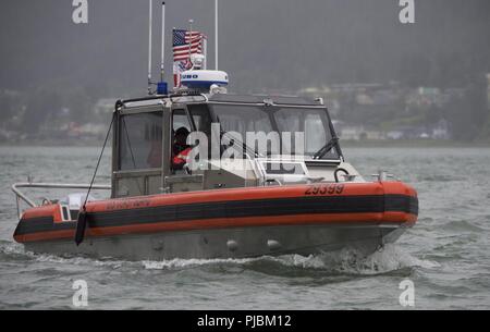 Mitglieder der Coast Guard Station Juneau Test der Funktionen des neuen 29-Fuß-Antwort Boot - KLEINE II, in Juneau, Alaska, 10. Juli 2018. Die RB-S II ist ein Upgrade auf die aktuelle 25-Fuß Antwort Boot - klein und wird durch ihn bald Phase. Us-Küstenwache Stockfoto