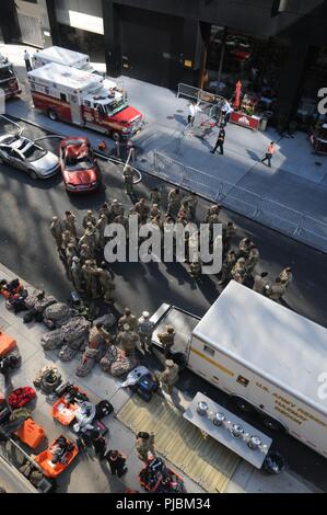 Us-Armee finden Soldaten des 468Th Engineer Detachment (Brandbekämpfung Hauptsitz), 368 Techniker Bataillon, 302d Manöver Verbesserung Brigade, 412 Theater Ingenieur Befehl informiert sind vor der New York City chemischen, biologischen, radiologischen und nuklearen (CBRN) Gemeinsame Ausbildung Übung (JTE) am Times Square Church in New York City, New York, 10. Juli 2018. Die New York City Feuerwehr FDNY mit US-Armee Northern Command durchgeführt Die jte Simulation von CBRN-Veranstaltungen die geeignete Antwort von Ersthelfern zu maximieren. Stockfoto