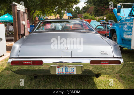 MATTHEWS, NC (USA) - 3. September 2018: Eine 1969 Olds Toronado Auto auf der 28. jährlichen Matthews Reunion Auto & Motorrad zeigen. Stockfoto