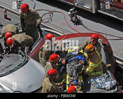 U.S. Army Reserve Soldaten mit der 468Th Engineer Detachment, 368 Techniker Bataillon, 302d Manöver Verbesserung Brigade, 412 Theater Ingenieur Befehl, Danvers, Massachusetts, und Feuerwehr der Stadt New York (FDNY) gemeinsam in einem aus verunfallten Fahrzeugen während der New York City Chemische, biologische, radiologische und nukleare Reaktion gemeinsame Übung am Times Square Church in New York City, New York, 10. Juli 2018. Das fdny mit US-Armee Northern Command (NORTHCOM) durchgeführt, um die Ausbildung Als gemeinsame Ausübung Simulation von chemischen, biologischen, radiologischen und nuklearen ( Stockfoto