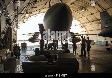 Betreuer aus dem 18 Aircraft Maintenance Squadron, bewegen, um eine F-15C Eagle in eine schützende Flugzeuge Schutz während der Vorbereitung für Typhoon Maria Juli 9, 2018, bei Kadena Air Base, Japan. Das Team von Kadena Betreuer bewegt Flugzeuge in Schutzeinrichtungen Schäden, die sich aus der extremen Wetter zu verhindern. Stockfoto