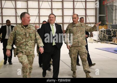Flughafen Bagram, Afghanistan (9. Juli 2018) - - Britische Armee Generalleutnant Richard Cripwell (links), die NATO der entschlossenen Unterstützung der Zentrale stellvertretender Kommandant und US-Armee Generalmajor Andrew Poppas (rechts), entschlossene Unterstützung stellvertretender Stabschef für Operationen, willkommen US-Staatssekretär Michael R. Pompeo, 9. Juli, bei seinem Besuch in Bagram, Afghanistan. Bei seinem Besuch, Pompeo engagiert mit den US-Truppen und die Koalitionstruppen und ermutigenden Ausführungen unter Bekräftigung der US- und NATO-geführten entschiedene Bemühungen im Land. Stockfoto