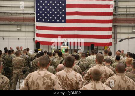 Flughafen Bagram, Afghanistan (9. Juli 2018) - - US-Forces-Afghanistan hosts US-Staatssekretär Michael R. Pompeo, 9. Juli, bei seinem Besuch in Bagram, Afghanistan. Bei seinem Besuch, Pompeo engagiert mit den US-Truppen und die Koalitionstruppen und ermutigenden Ausführungen unter Bekräftigung der US- und NATO-geführten entschiedene Bemühungen im Land. Stockfoto