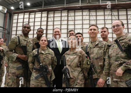 Flughafen Bagram, Afghanistan (9. Juli 2018) - - US-Forces-Afghanistan hosts US-Staatssekretär Michael R. Pompeo, 9. Juli, bei seinem Besuch in Bagram, Afghanistan. Bei seinem Besuch, Pompeo engagiert mit den US-Truppen und die Koalitionstruppen und ermutigenden Ausführungen unter Bekräftigung der US- und NATO-geführten entschiedene Bemühungen im Land. Stockfoto