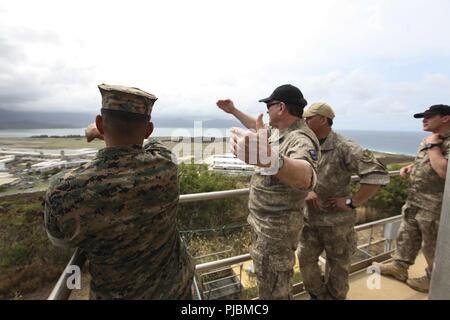 MARINE CORPS BASE HAWAII (10 Juli 2018) US Marine Corps Oberst Raul Lianez, Links, kommandierender Offizier, Marine Corps Base Hawaii (MCBH), antwortet auf die Fragen von Neuseeland militärische Führer während eines Base besuchen Sie als Teil der Felge des Pazifiks (MCBH) Übung RIMPAC am 10. Juli 2018. MCBH Führung inne Tim Groser, Neuseeland Botschafter in den Vereinigten Staaten und Neuseeland Armee Generalmajor Timothy Gall, Commander, gemeinsame Kräfte Neuseeland, eine Tour und informative kurze von MCBH und Marine Corps Air Station Kaneohe Bay. RIMPAC bietet hochwertige Ausbildung für Task-organisiert, leistungsfähigen Marin Stockfoto