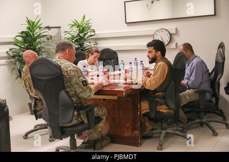 KANDAHAR, Afghanistan (Juli 10, 2018) --Zabul Landeshauptmann Rahmatullah Yarmal, rechts, trifft sich mit der Britischen Armee Generalleutnant Richard Cripwell, stellvertretender Befehlshaber der entschlossenen Unterstützung der Mission und der US-Armee Brig. Gen. Jeffrey Smiley, Kommandierender General für Zug, Beraten und Unterstützen Command-South, in Kandahar, Afghanistan, 10. Juli 2018. (NATO Stockfoto