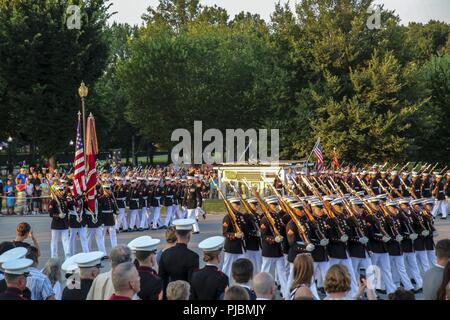 Der ehemalige Vizepräsident der Vereinigten Staaten, Joe Biden, grüßt ein Weltkriegveteran nach einem Dienstag Sonnenuntergang Parade am Lincoln Memorial, Washington D.C., 10. Juli 2018. Joe Biden war der Ehrengast, und der Hosting offizielle war das Personal Judge Advocate zum Kommandanten des Marine Korps, Generalmajor John R. Ewers jr. Stockfoto