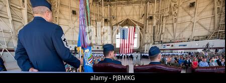 Us Air Force Command Chief Master Sgt. Steve Nichols, 60th Air Mobility Wing, sichert die Guidon während der Änderung des Befehls Zeremonie an Travis Air Force Base, Calif., 10. Juli 2018. Oberst John Klein Befehl aufgegeben von Air Mobility Command der größte Flügel zu oberst Ethan Griffin. Stockfoto