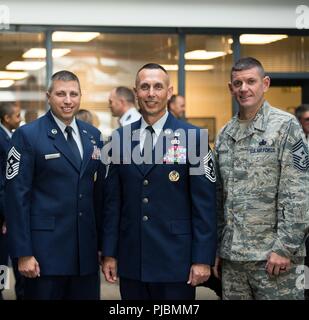 Von links, US Air Force Command Chief Master Sgt. Steve Nichols, 60th Air Mobility Wing, Command Chief Master Sgt. Todd Petzel, 18 Air Force und Command Chief Master Sgt. Derek Crowder, 1 Fighter Wing posieren für ein Foto vor der Änderung der Befehl Zeremonie an Travis Air Force Base, Calif., 10. Juli 2018. Oberst John Klein Befehl aufgegeben von Air Mobility Command der größte Flügel zu oberst Ethan Griffin. Stockfoto