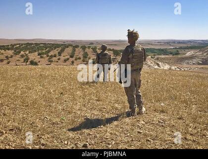 Us-Soldaten sorgen für Sicherheit bei einem unabhängigen, koordinierten Patrouille mit Türkischen Streitkräfte auf beiden Seiten der Demarkationslinie außerhalb Manbij, Syrien, 10. Juli 2018. Diese Rundgänge sind so ausgelegt, dass sie mit den Bemühungen der Koalition Sicherheit und Sicherheit in der Region zu verstärken, zu unterstützen. Stockfoto