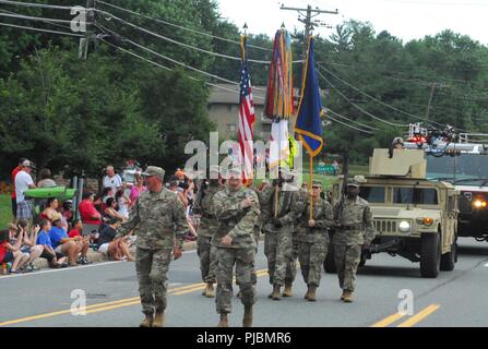 20 CBRNE kommandierenden General Brig. Gen. James Bonner, Links, und Command Sgt. Maj. Kenneth Graham, führen die Ehrengarde und ein Humvee im Bel Air, Maryland, am 4.Juli Parade. Stockfoto