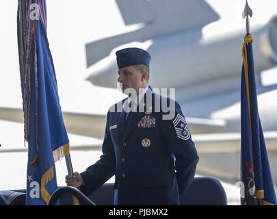 Chief Master Sgt. Steve Nichols, Befehl Chief, 60th Air Mobility Command, hält eine Guidon bei einem Befehl Zeremonie an Travis Air Force Base, Calif., 10. Juli 2018. Oberst John Klein Befehl aufgegeben von Air Mobility Command der größte Flügel zu oberst Ethan Griffin. Stockfoto