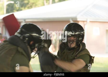 Us Marine Corps Rekruten, mit Charlie Company, 1.BATAILLON, rekrutieren Training Regiment, Kampf mit pugil Sticks zu Leatherneck Quadrat auf Marine Corps Recruit Depot Parris Island, 11. Juli 2018. Das Marine Corps Martial Arts Programm hilft der Krieger ethos durch den Einsatz von bewaffneten und unbewaffneten Techniken aus verschiedenen Kampfsportarten zu erstellen Stockfoto