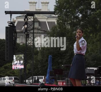 Tech. Sgt. Nalani Quintello, US Air Force Band Max Auswirkungen Sänger, führt im Weißen Haus in Washington, D.C., 4. Juli 2018. Max Auswirkungen durchgeführt für das Publikum am Tag der Unabhängigkeit Veteranen zu Ehre und Patriotismus inspirieren. Stockfoto