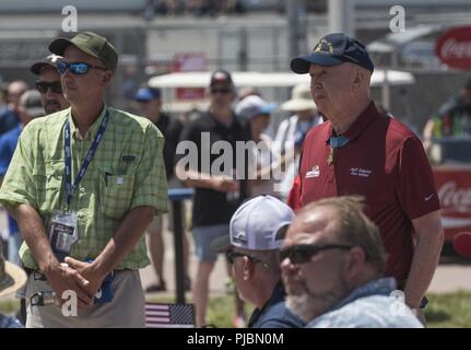 Pensionierte Army Staff Sgt. Don Jenkins, eine Ehrenmedaille Empfänger, Uhren, als Max Auswirkungen führt bei Daytona International Speedway in Daytona Beach, Fla., 7. Juli 2018. Max Auswirkungen durchgeführt für die Coca-Cola Firecracker 250 und der Coke Zero Zucker 400, präsentiert Air Force Excellence zu zehntausenden von Teilnehmern. Stockfoto